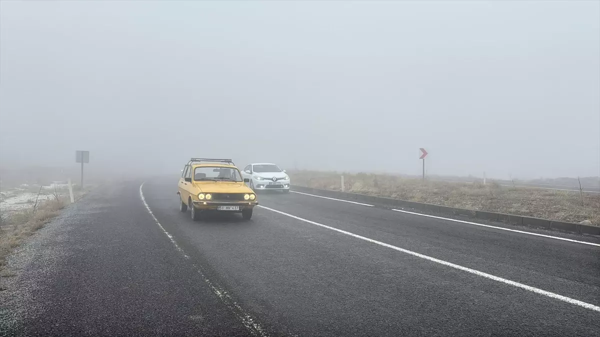 Niğde Çiftlik Karayolunda Yoğun Sis Sürücülere Uyarı Veriyor