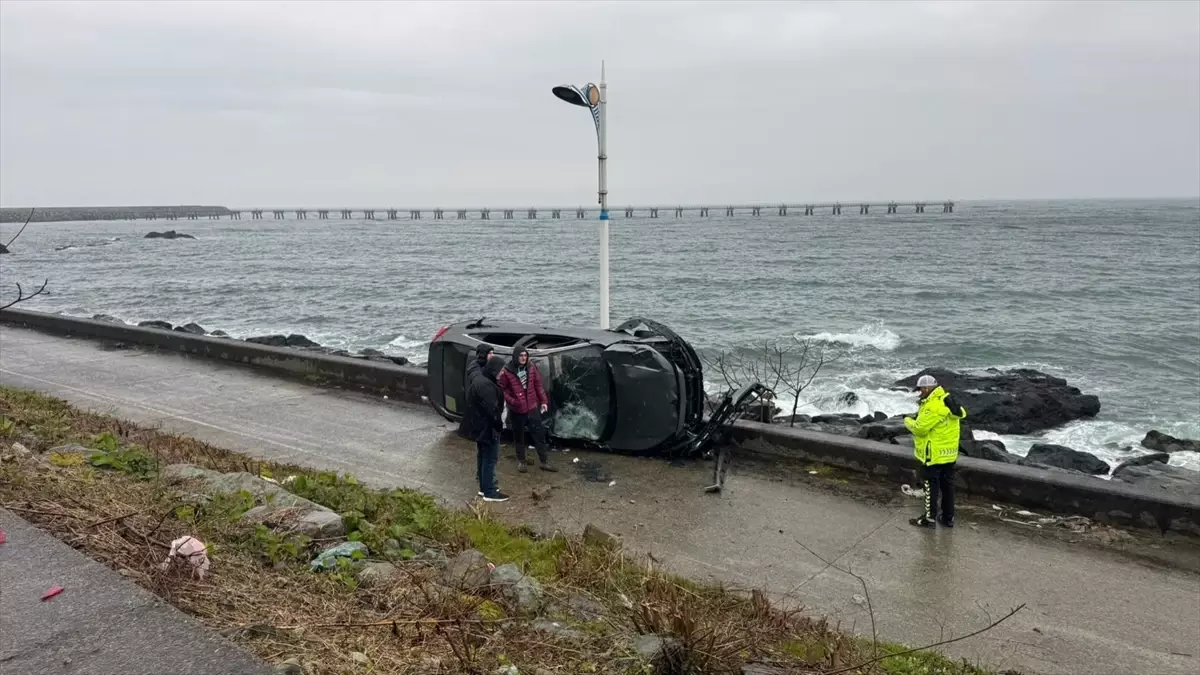 Rize Pazar’da Araç Devrildi, Sürücü Hastaneye Kaldırıldı