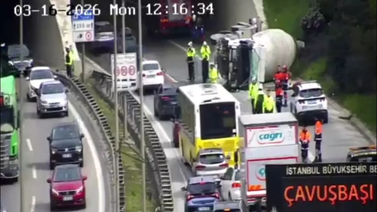 Şile Otoyolu'nda Beton Mikseri Kazası Trafiği Uzun Süre Duraklattı