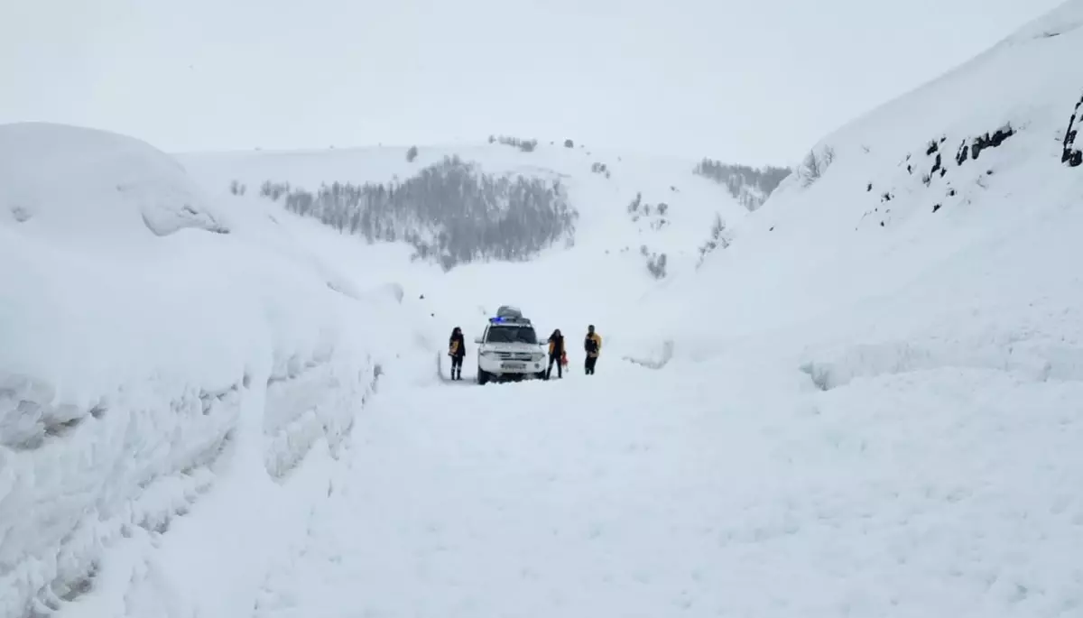 Karlı Yol Kapandığında Sağlık Ekipleri 2,5 Saatte Hastaları Hastaneye Taşıdı