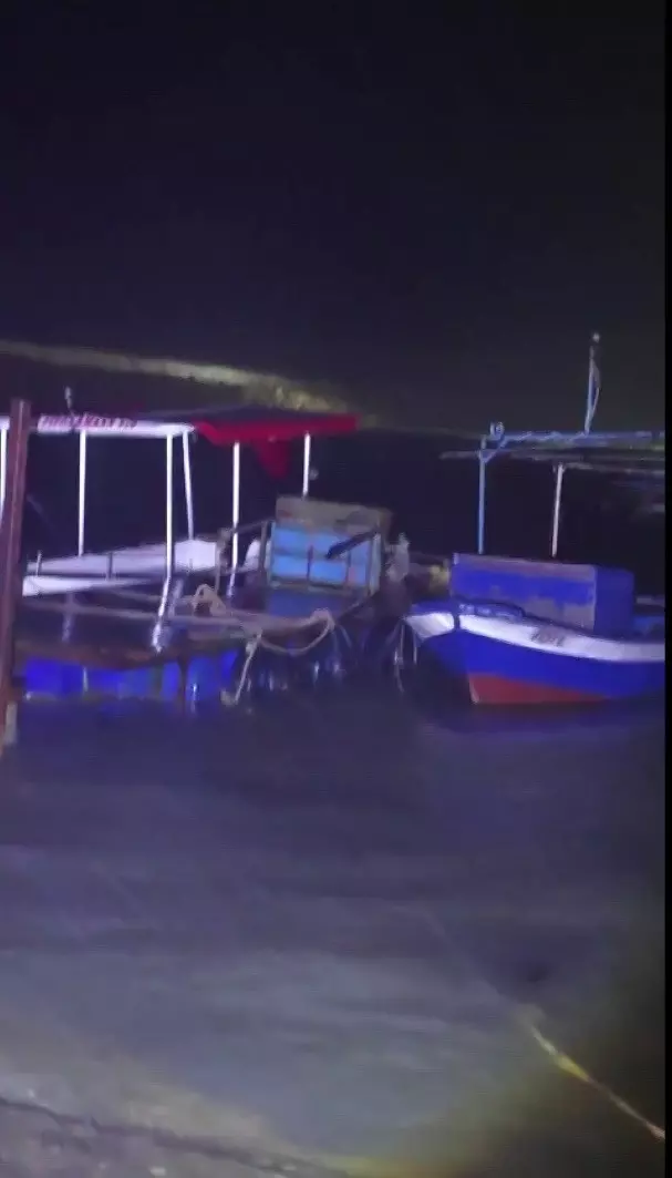 Fırtına sonrası sahil yolunda su birikintisi