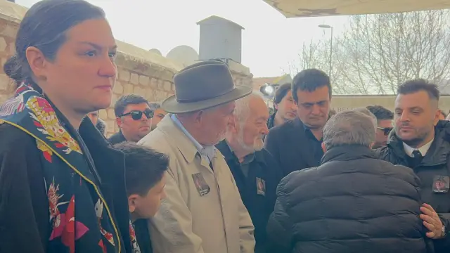 Cenaze törenine katılan akademisyenler