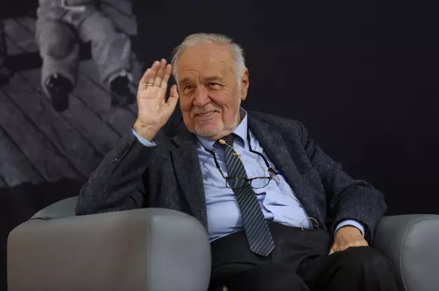 Fener Rum Patriği'nin dua sonrası tabutu taşıması