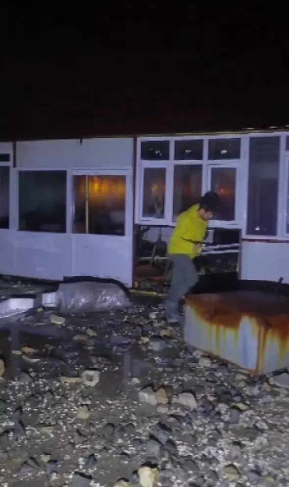 Temizlik ekiplerinin sahada çalışması