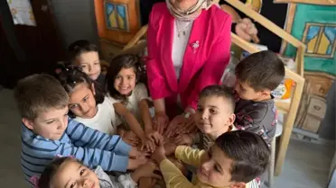 Dağıtım sırasında öğrencilerin mutluluğu