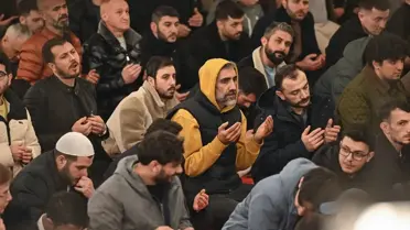 İstanbul camilerinde Kadir Gecesi ibadeti