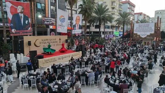 Kumluca’da Kadir Gecesi iftarından sahne görüntüsü