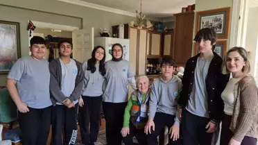 Datça'da Gençler Emekli Öğretmenlere Saygı Duruşu Sergiledi