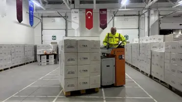 Dağıtım sırasında TİKA ekipleri ve gönüllüler