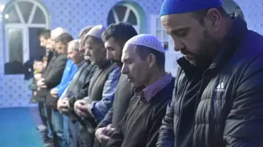 Kadir Gecesi etkinliğinde cami içi atmosferi