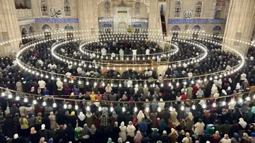 Kadir Gecesi dualarıyla cami içi