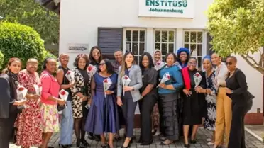 Etkinlikte konuşan kadın girişimciler