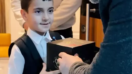 Başkan Uçar iftar ikramı dağıtıyor