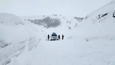 Sağlık ekipleri kar altında hastaları taşıyor