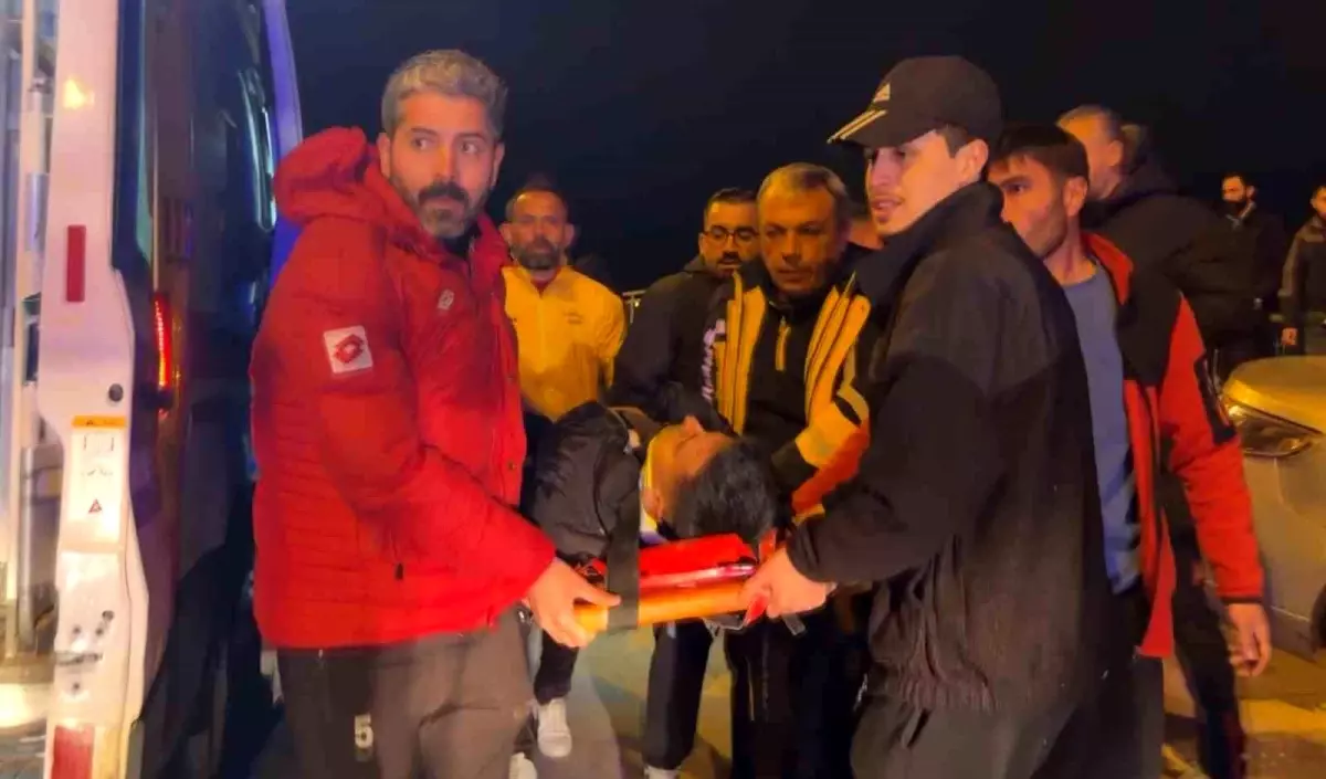 Aksaray’da Direksiyon Kaybı Nedeniyle Çarpışma: Yolcu Hafif Yaralı