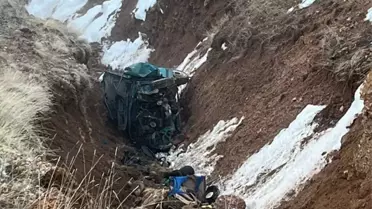 Kaza sonrası şarampole devrilen otomobil