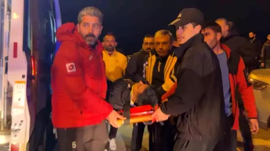 Kaza sonrası araç duvara çarptı