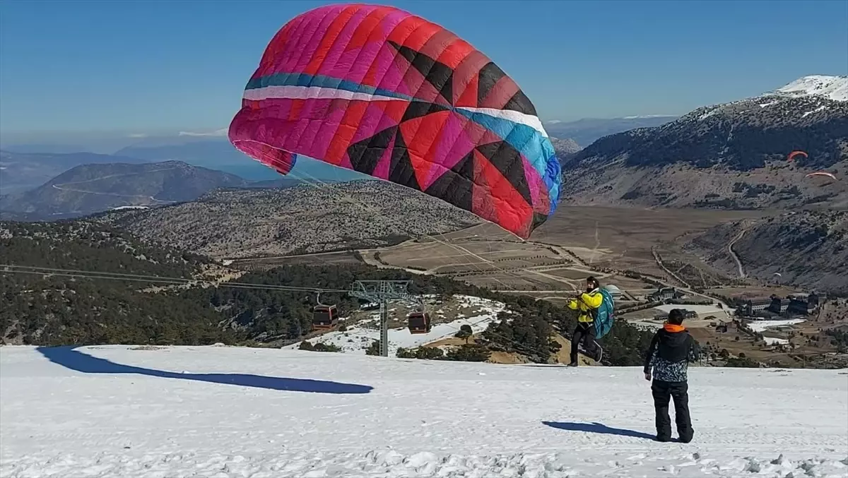 Davraz Kayak Merkezi’nde Kışın Yamaç Paraşütü Keyfi