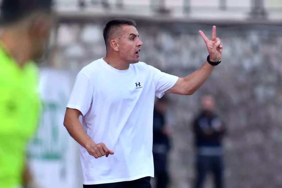 İnegölspor, Teknik Direktör İsmail Güldüren'le Sözleşmesini Sonlandırdı