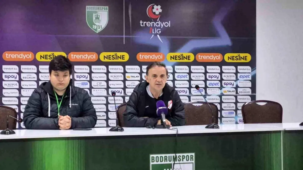 Suat Kaya takımla konuşuyor