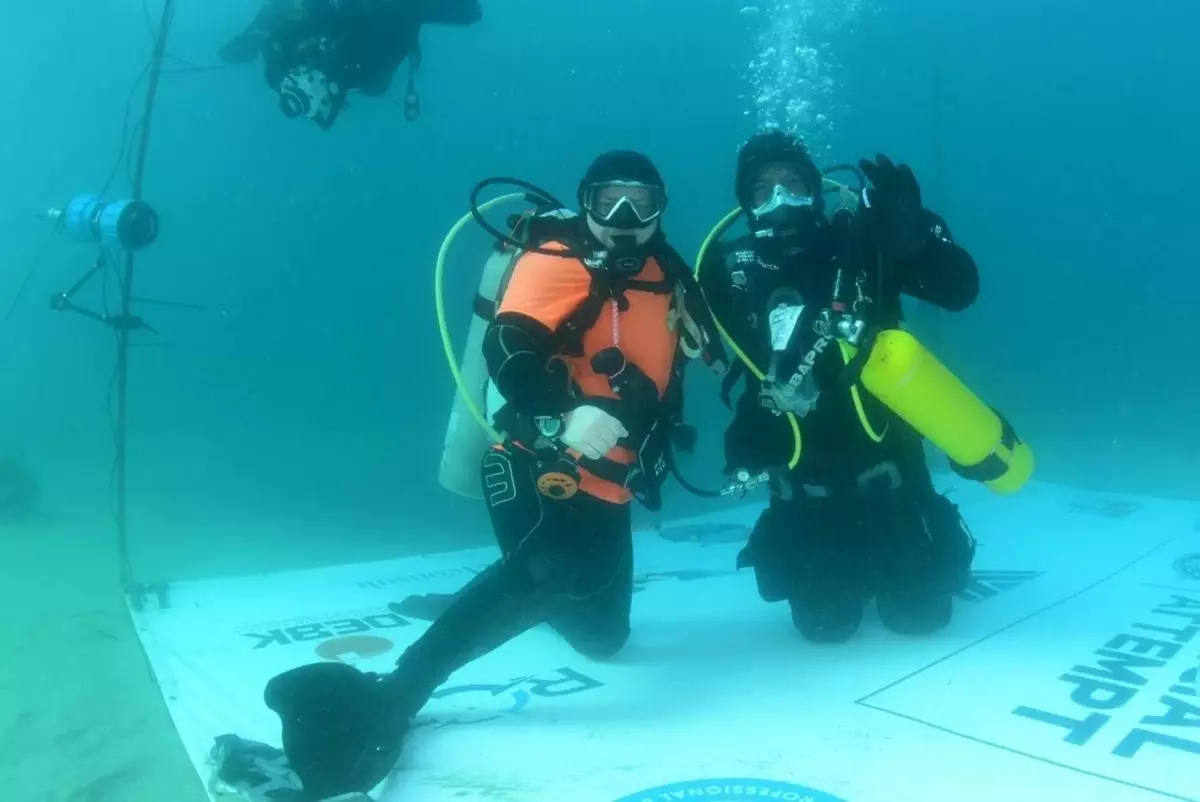 Mazlum Kibar, Çanakkale Anısına Soğuk Suda 36 Saatlik Dalış Rekorunu Kırdı