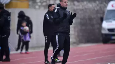 İnegölspor teknik direktör İsmail Güldüren'le vedalaşma anı