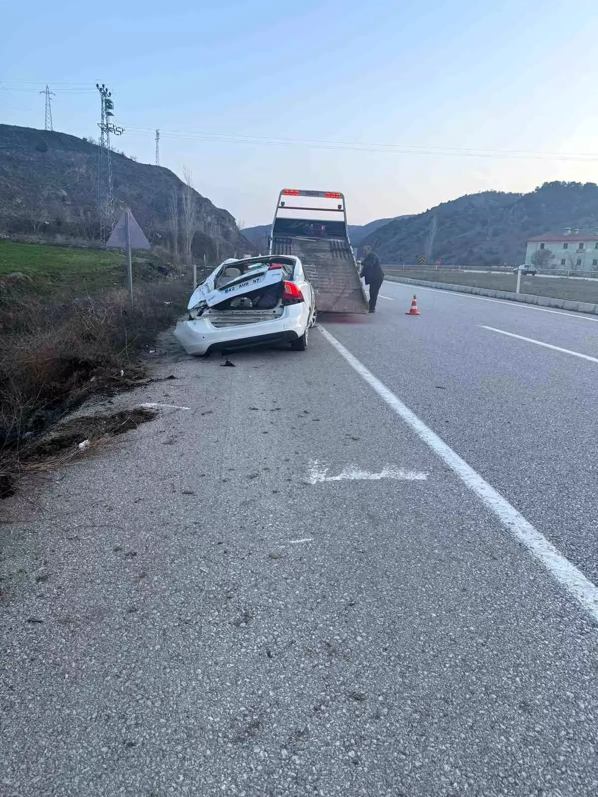 Alaca'da Dere Yatağına Devrilen Otomobilde 4 Yaralı