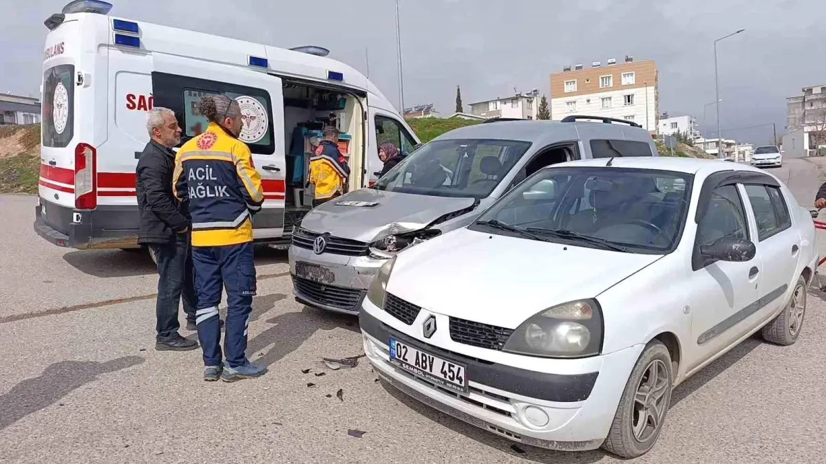 Adıyaman’da Hafif Ticari Araç ve Otomobil Çarpıştı: Tek Yaralı Zeynep U.
