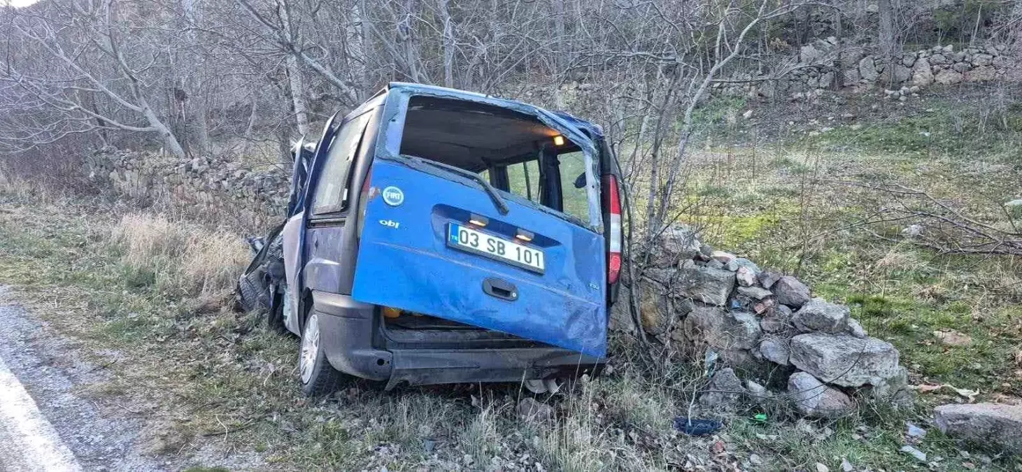 Afyonkarahisar’da Hafif Ticari Araç ve Kamyonet Çarpışması: 1 Ölü, 1 Yaralı