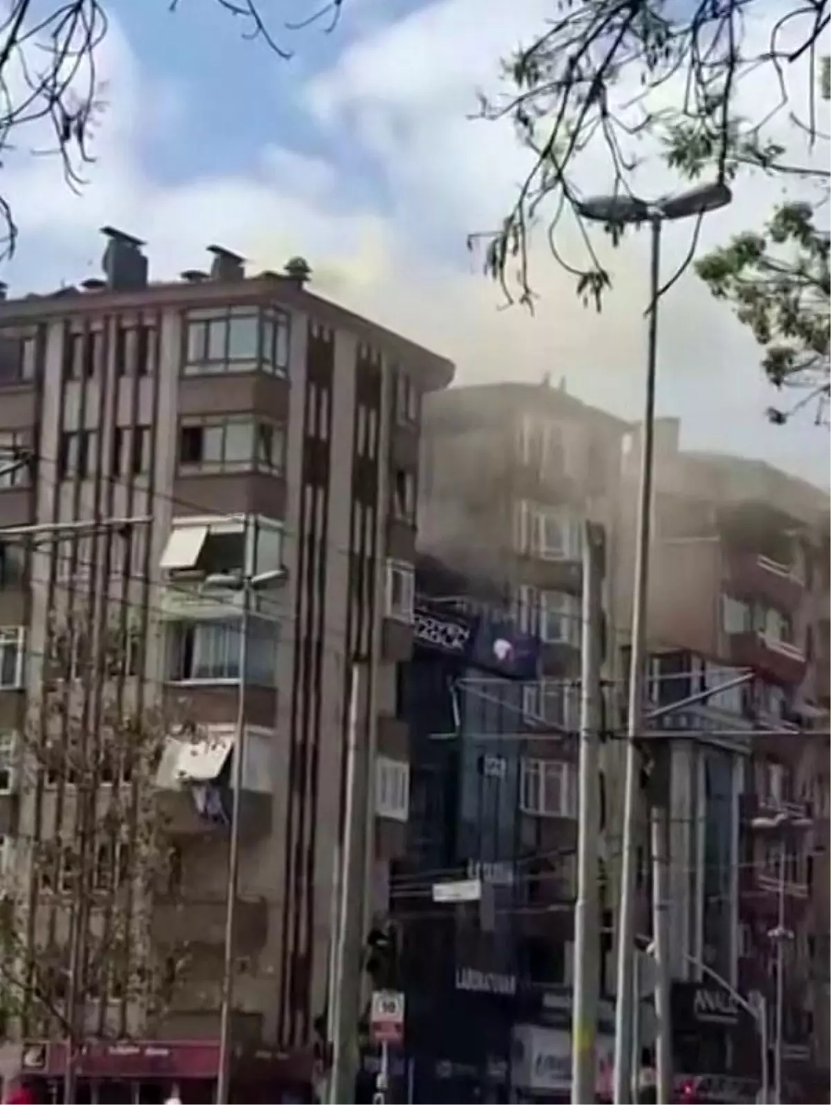 İzmit’te 7 Katlı Apartmanda Bacadan Çıkan Yangın Korku Yarattı