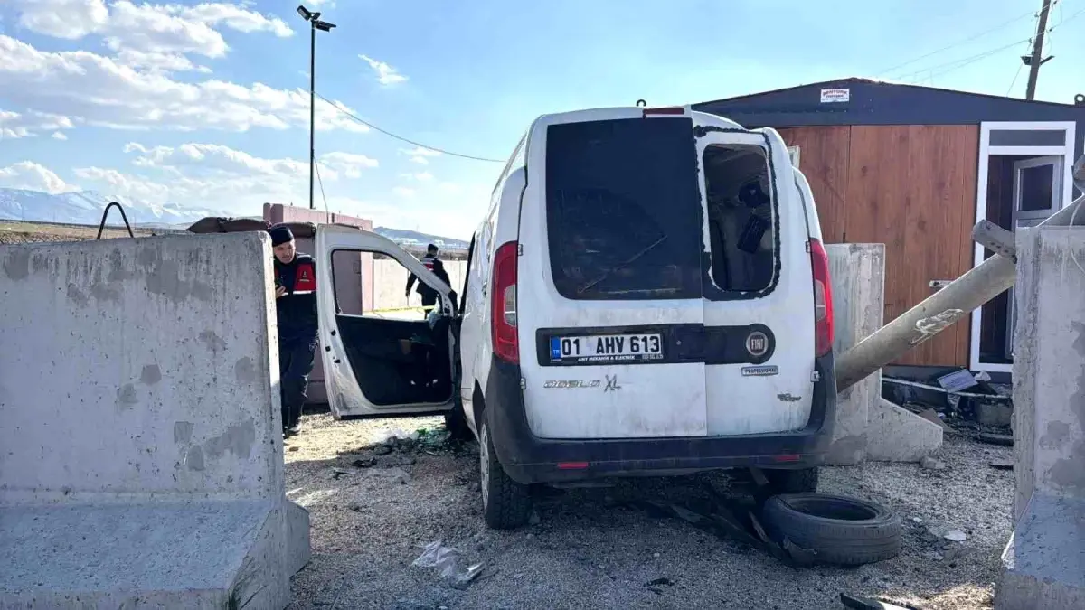Niğde‑Kayseri Karayolunda Jandarma Bariyerine Çarpan Araçta Sürücü Hayatını Kaybetti
