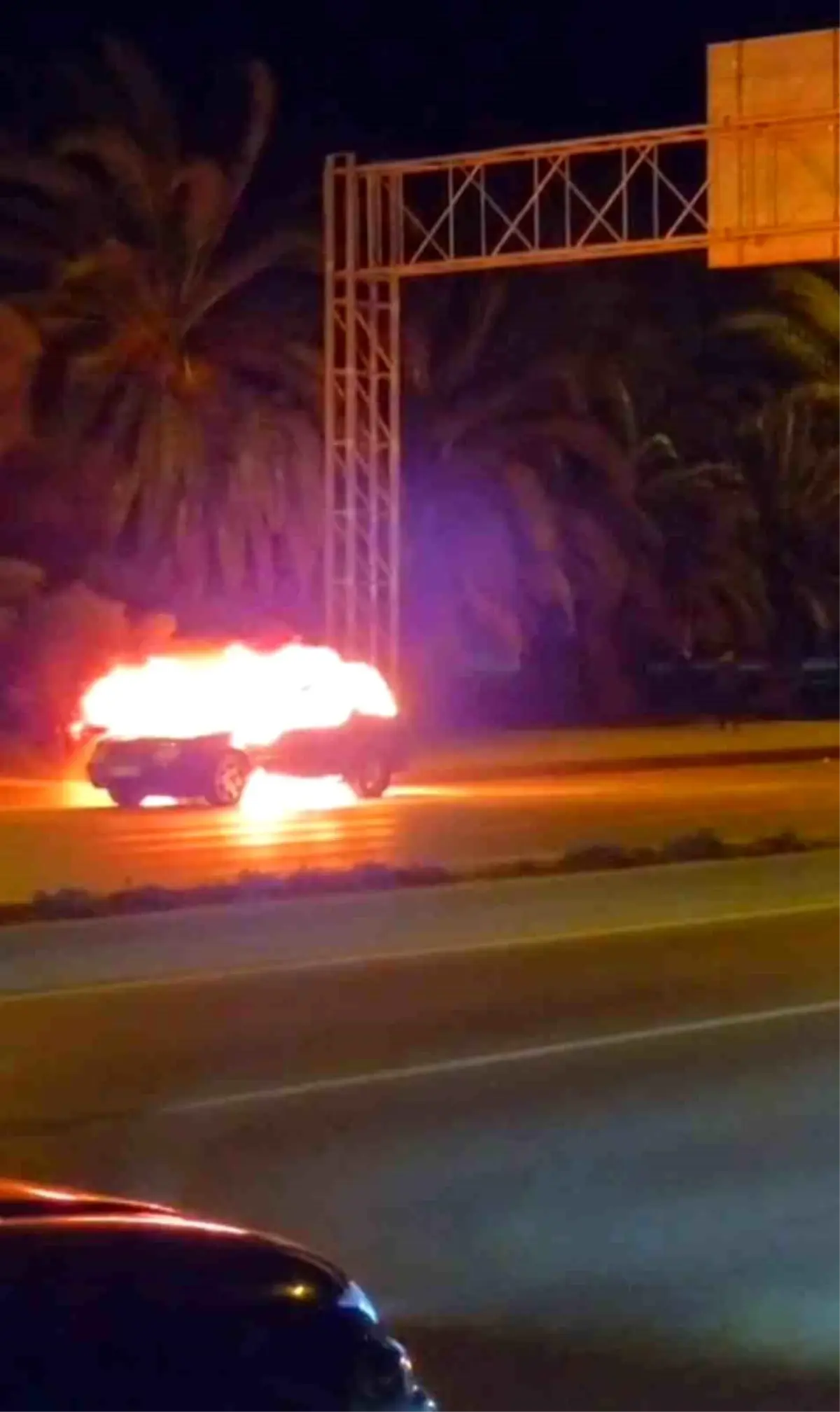 Kartal’da Seyir Halindeki Araçta Aniden Çıkan Yangın Söndürüldü