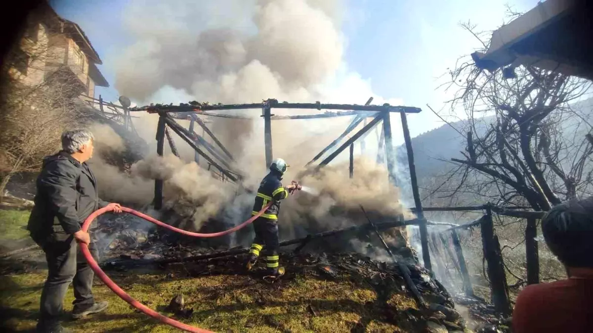 Tosya’da Samanlık Yangını Kontrol Altına Alındı