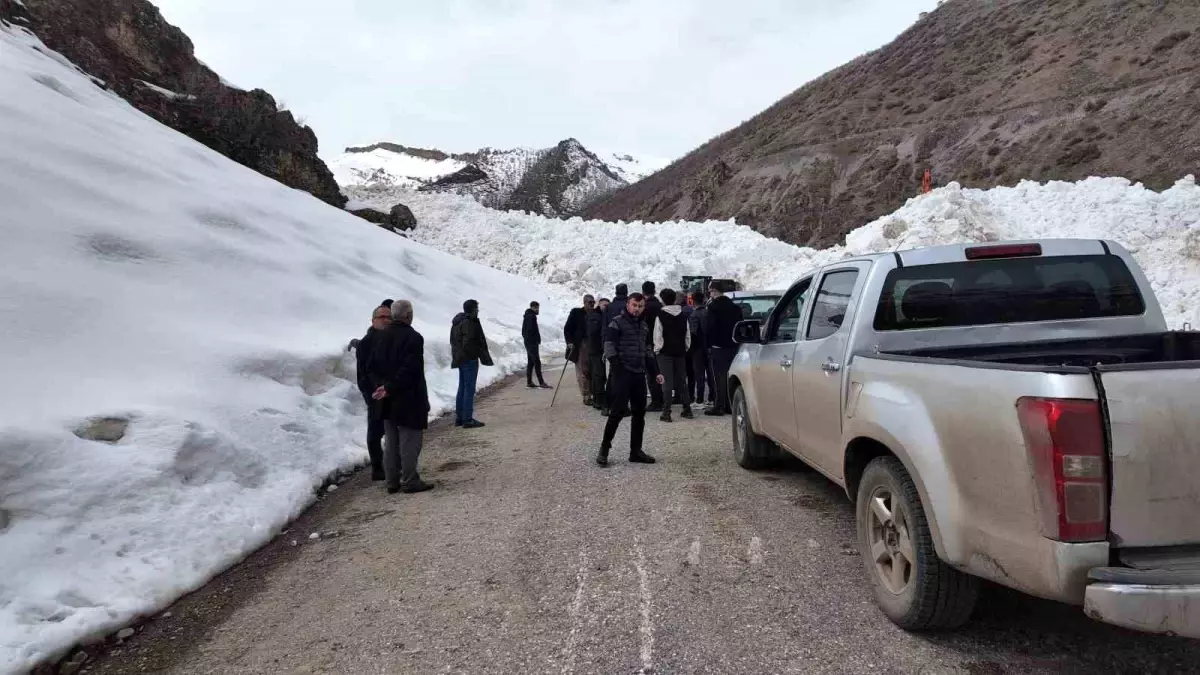 Şırnak'ta Şiddetli Yağışların Getirdiği Çığ Krizi ve Yol Açma Çalışmaları