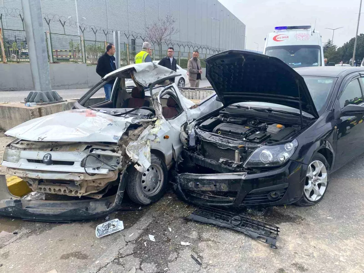 Manisa Yunusemre’de Kamyonete Çarpan Otomobilde 1 Kişi Hayatını Kaybetti