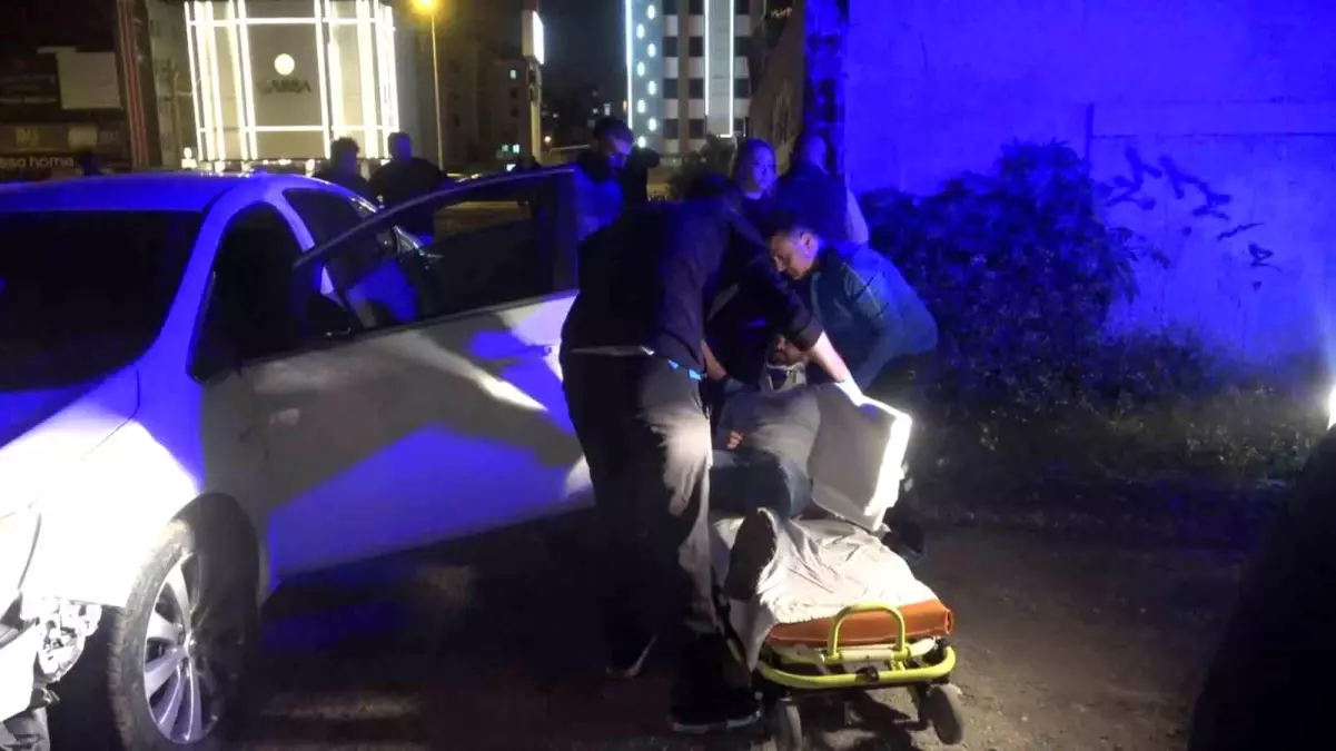 Antalya’da Sürücü Bayıldı, Araç Kontrolden Çıkarak 3 Kişiyi Hafif Yaraladı