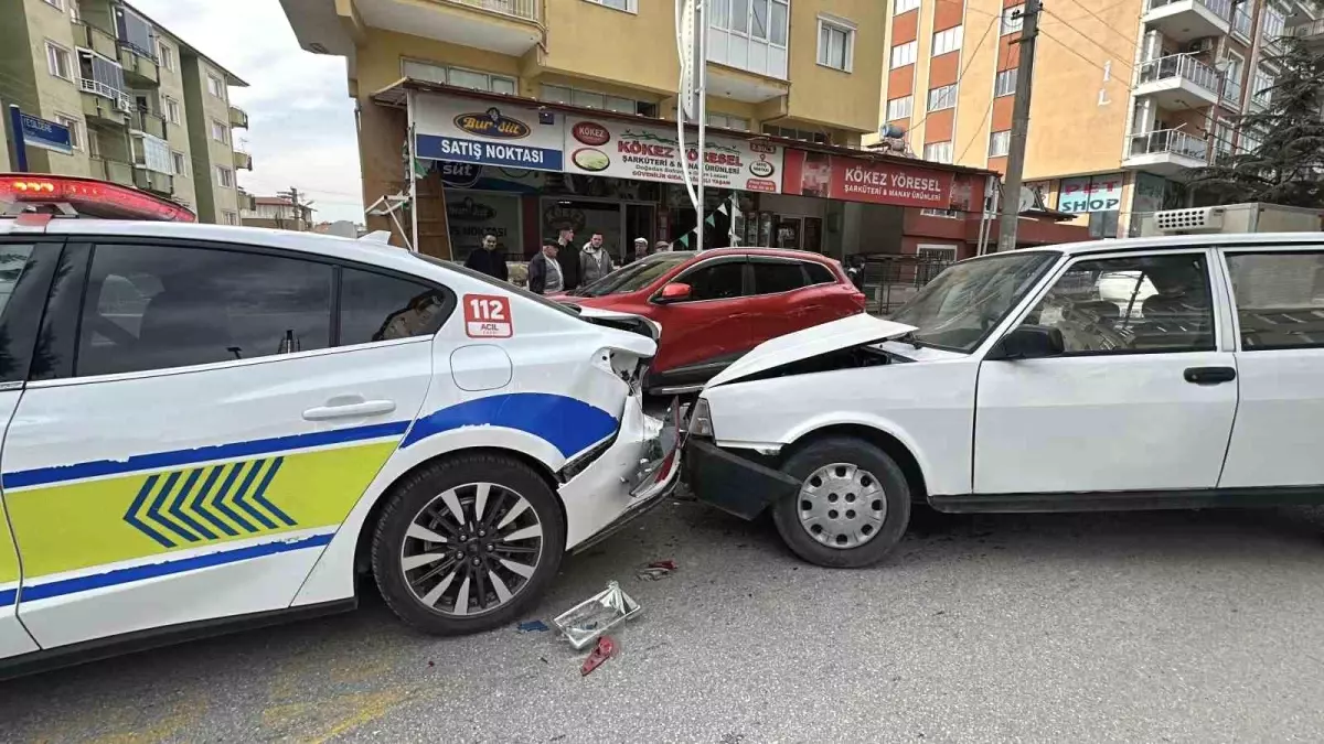 Burdur’da Yaya Geçidinde Trafik Polisinin Aracına Çarpan Tofaş, Sürücü Yaralı