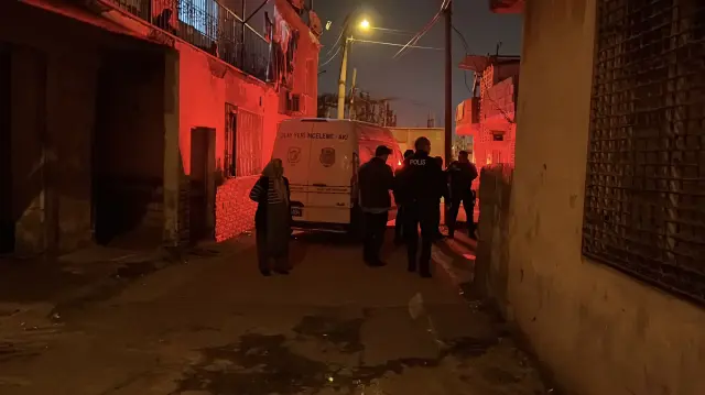 Polis ekiplerinin olay yerinde çalışması