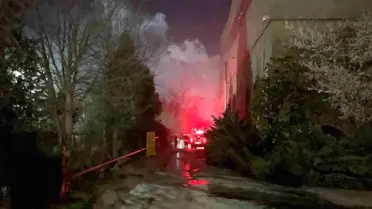 Yangın sonrası kontrol edilen fabrika görüntüsü