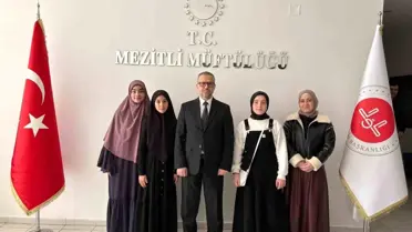 Altın madalya takdim edilen öğrenciler