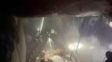 Yangın sonrası kampüs içinde duman ve itfaiye araçları