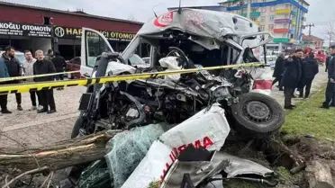 Kaza anındaki ambulans ve kamyon