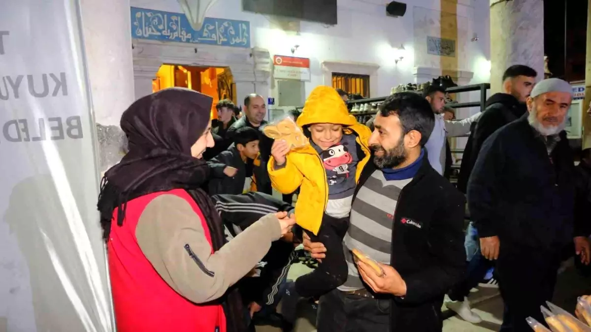 Kuyucak Belediyesi, Kadir Gecesi'nde Kandil Simidi Dağıtarak Dayanışmayı Güçlendirdi