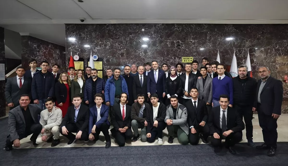 Enerji Bağımsızlığı ve Genç İşgücüne Yatırım: Bakan Bayraktar'tan Kritik Açıklamalar