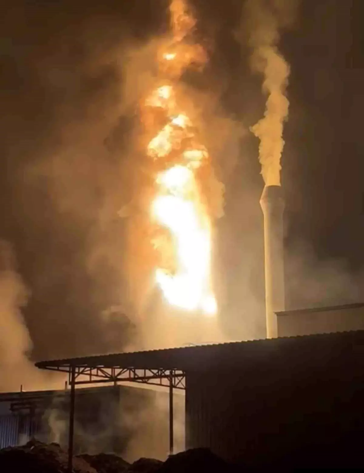 Sakarya’nın Akyazı İlçesinde Yağ Kazanı Patladı: İtfaiye Hızlı Müdahale Etti