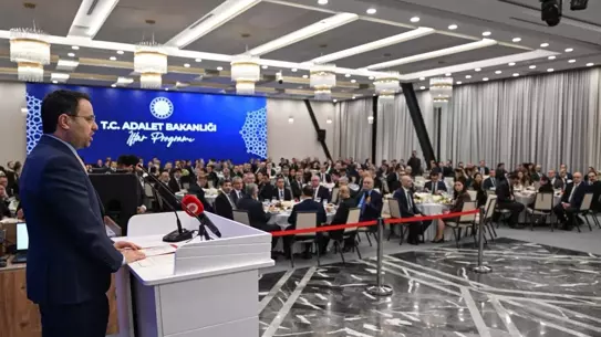 Bakan Gürlek'in adalet vurgusu sırasında çekilen fotoğraf