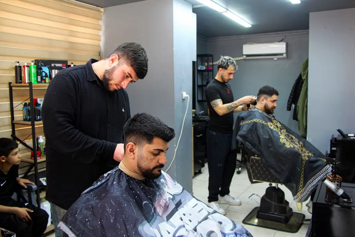 Adana’da Bayram Öncesi Berber Randevuları Patladı: Yoğunluk Rekor Kırdı