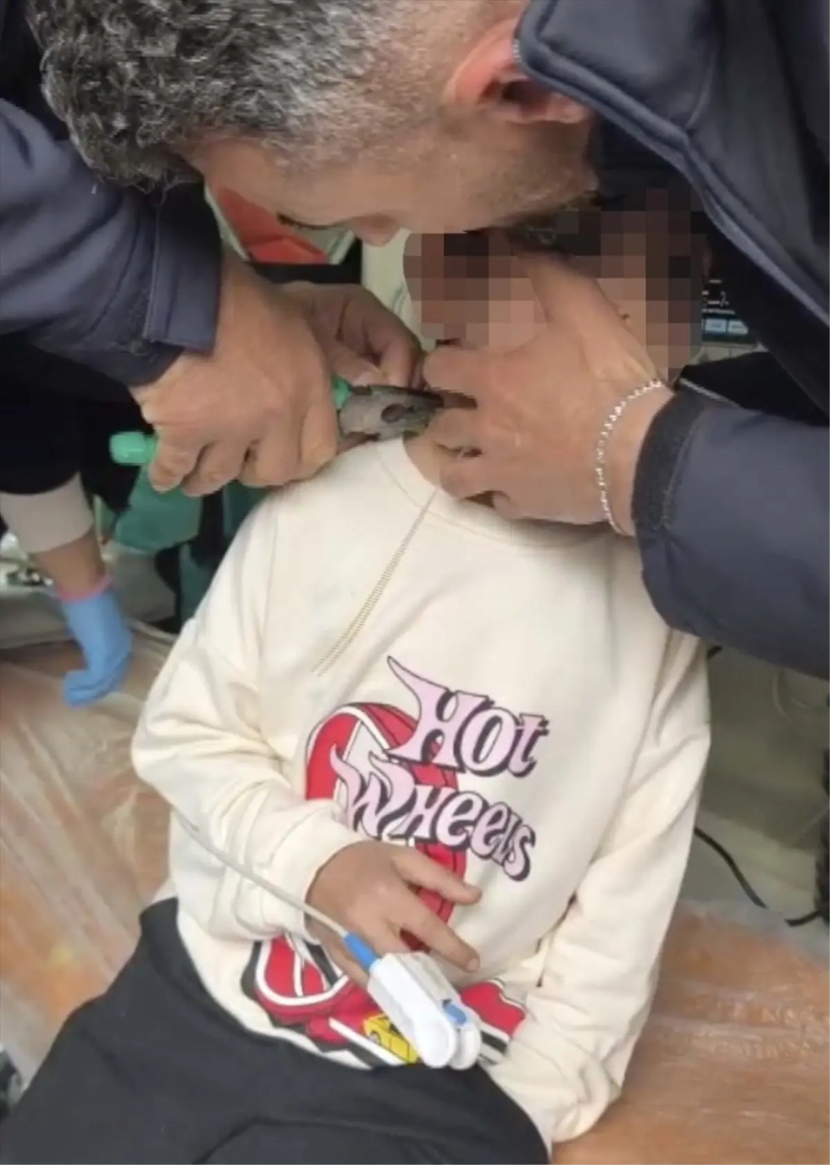 Adıyaman'da 7 Yaşındaki Çocuk Plastik Kelepçeden Kurtarıldı