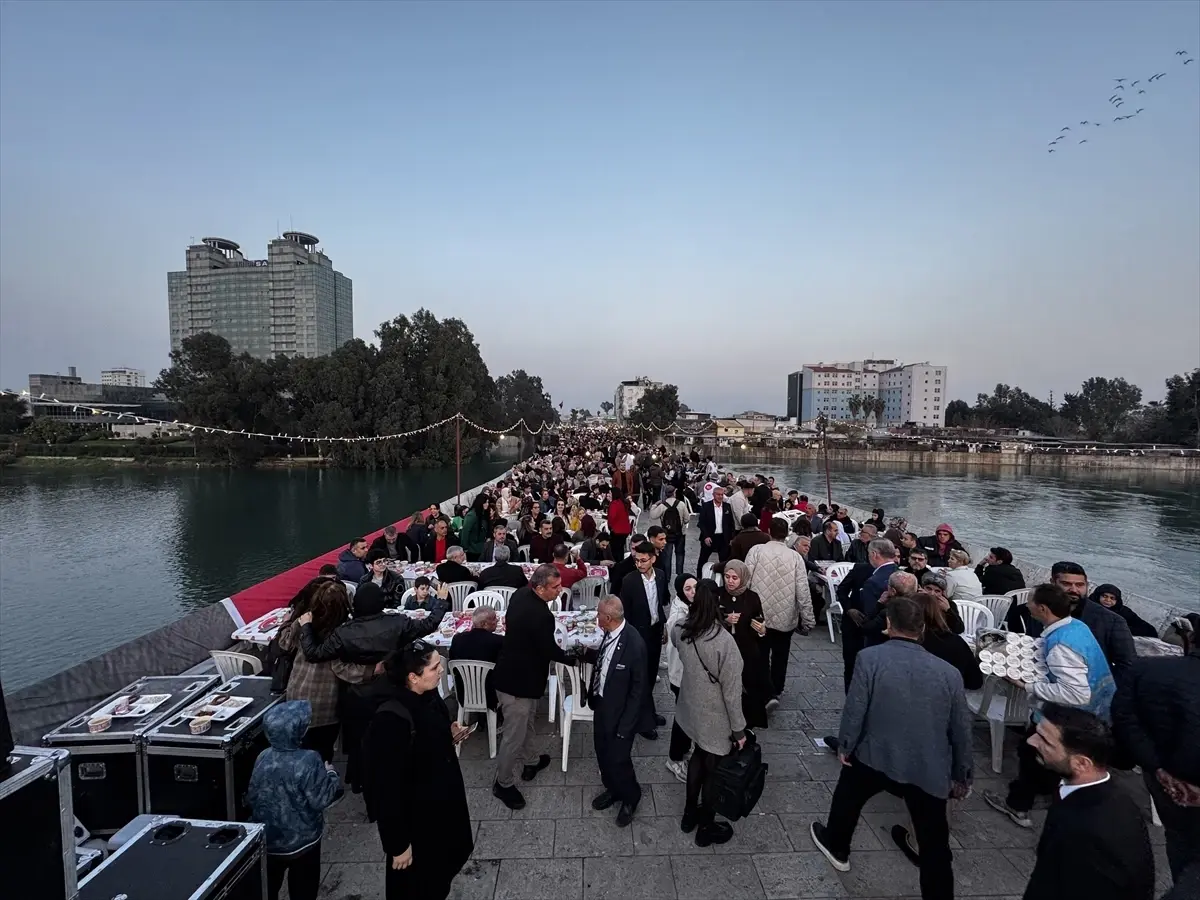 Adana’da AK Parti’nin Taş Köprü İftar Etkinliği Coşkulu Anlara Sahne Oldu