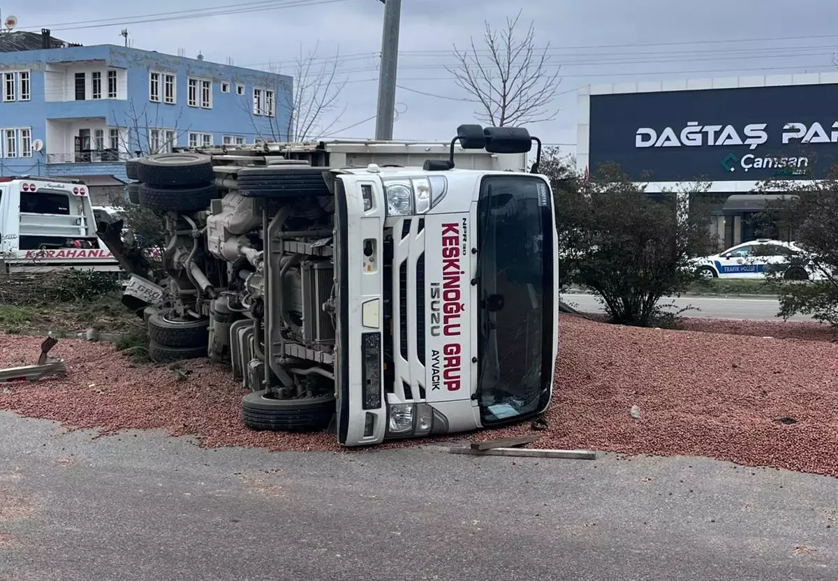 Samsun’da Ambulans ve Kamyon Çarpışması: Sürücü Hayatını Kaybetti, 3 Yaralı